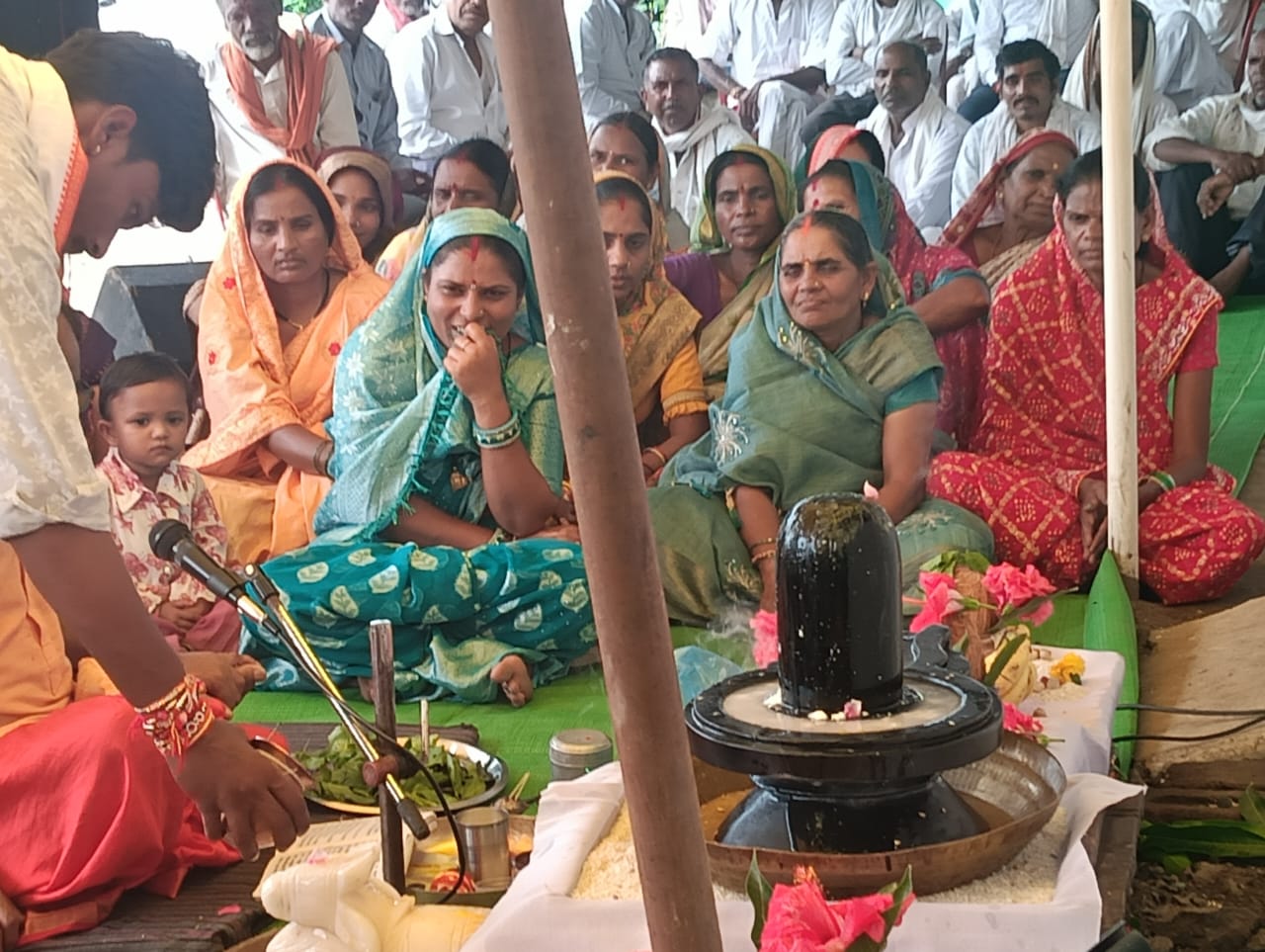 शिवलिंग की प्राण प्रतिष्ठा में पहुंचे सैकड़ों भक्त -